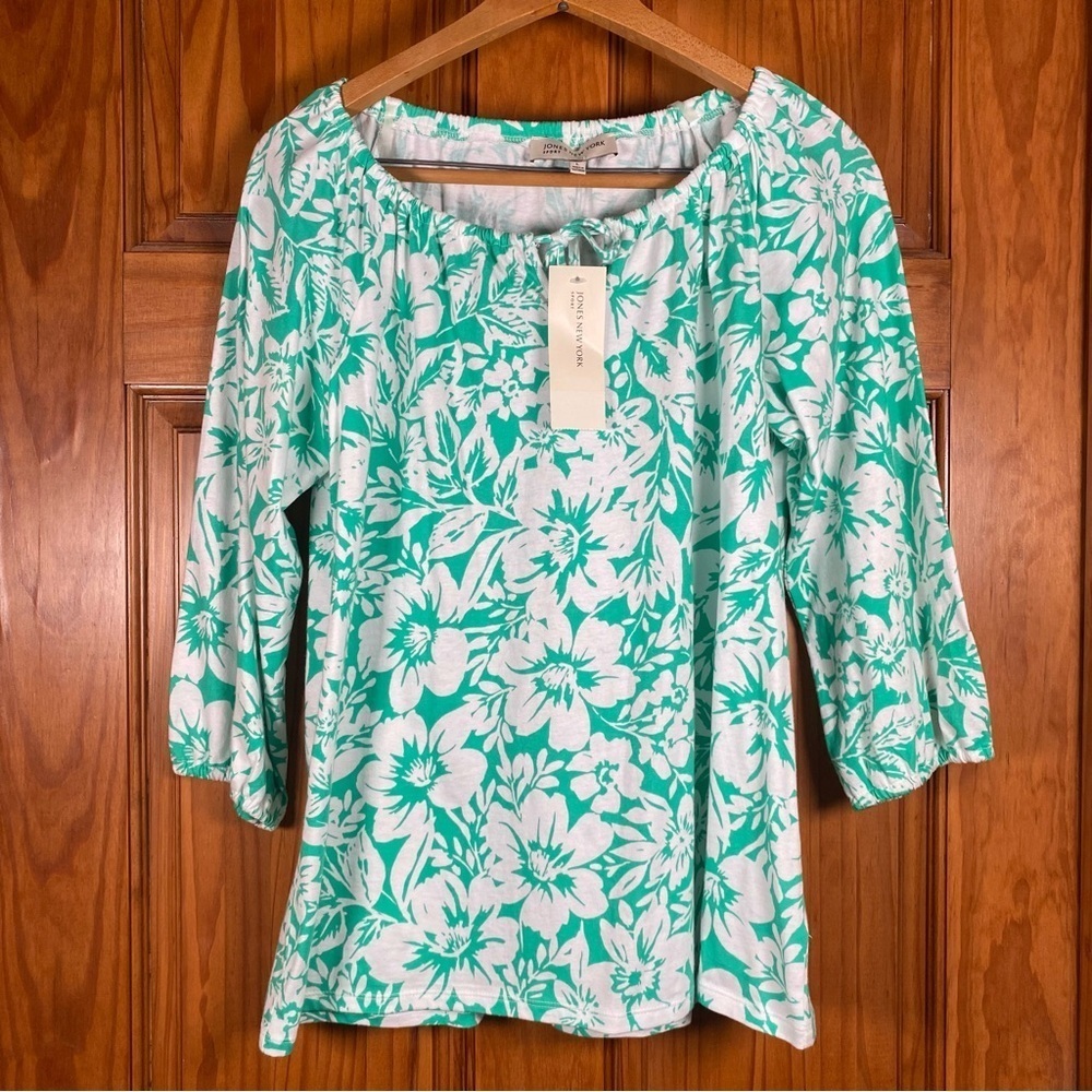 NWT Jones New York Green and White Hawaiian Floral 3/4 Sleeve Blouse